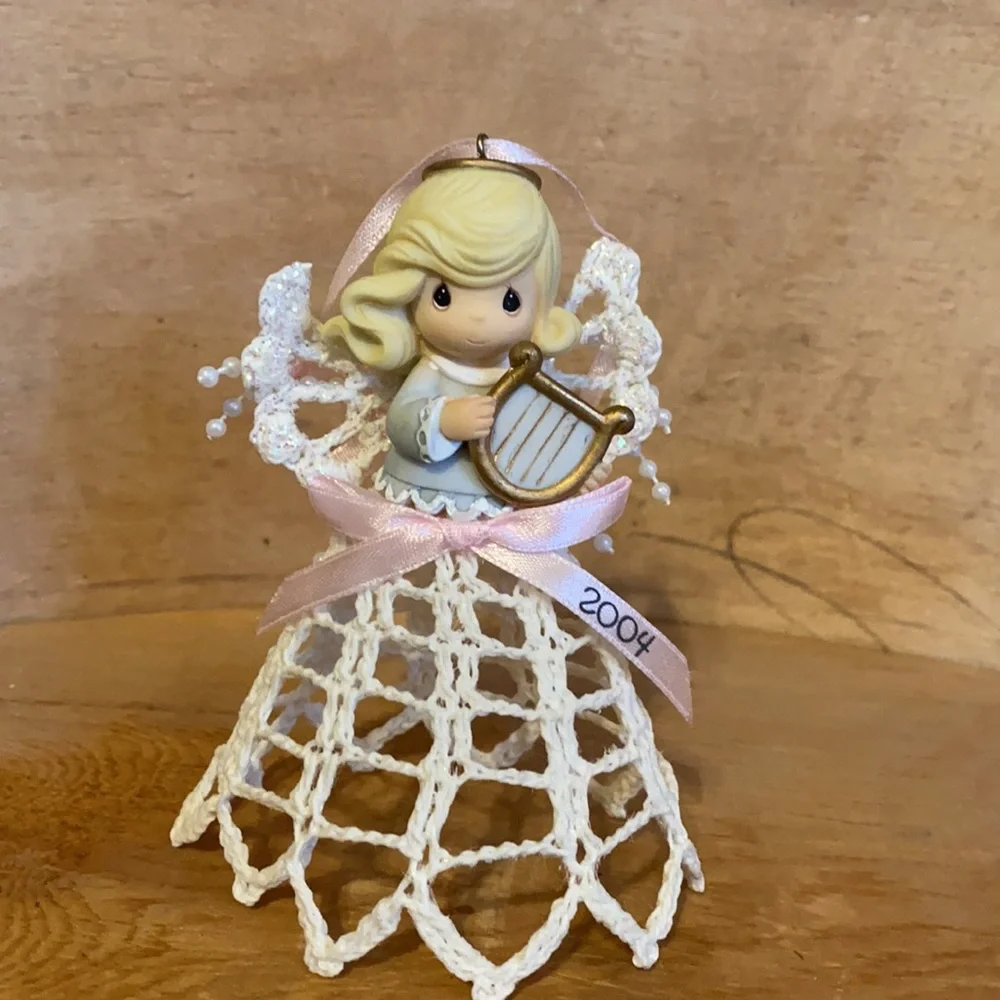 2004 Crocheted Lace Precious Moment Angel